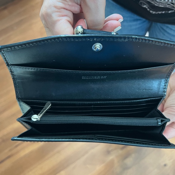 Original Burberry Cream and Black Wallets with Signature Style - Picture 4 of 4